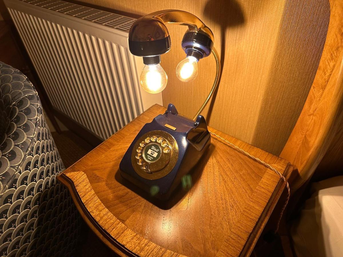 Chester House Guest House Eksteriør billede A telephone lamp