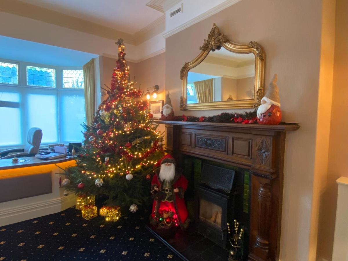 Chester House Guest House Eksteriør billede The Christmas tree at the station