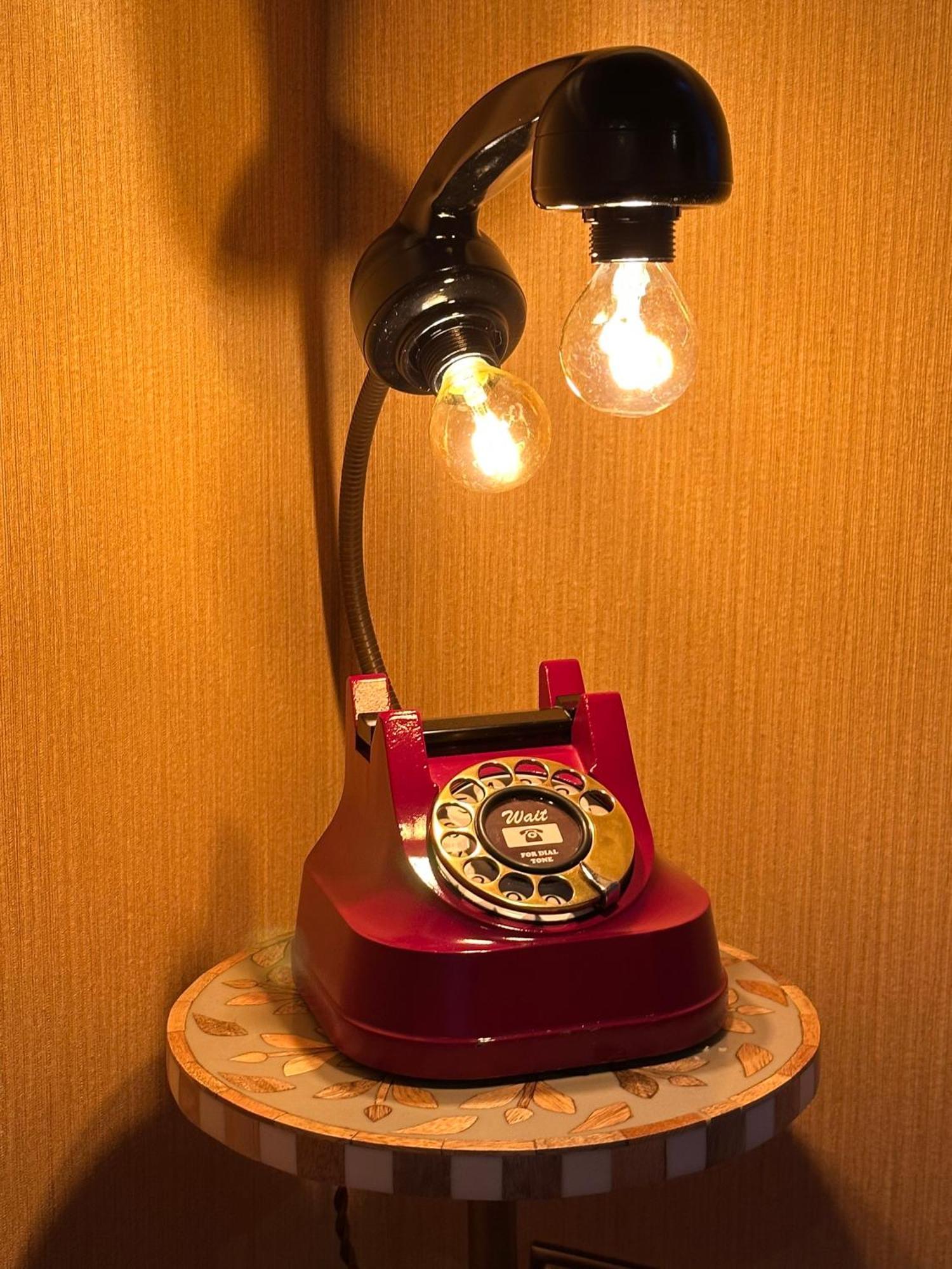 Chester House Guest House Eksteriør billede A telephone lamp