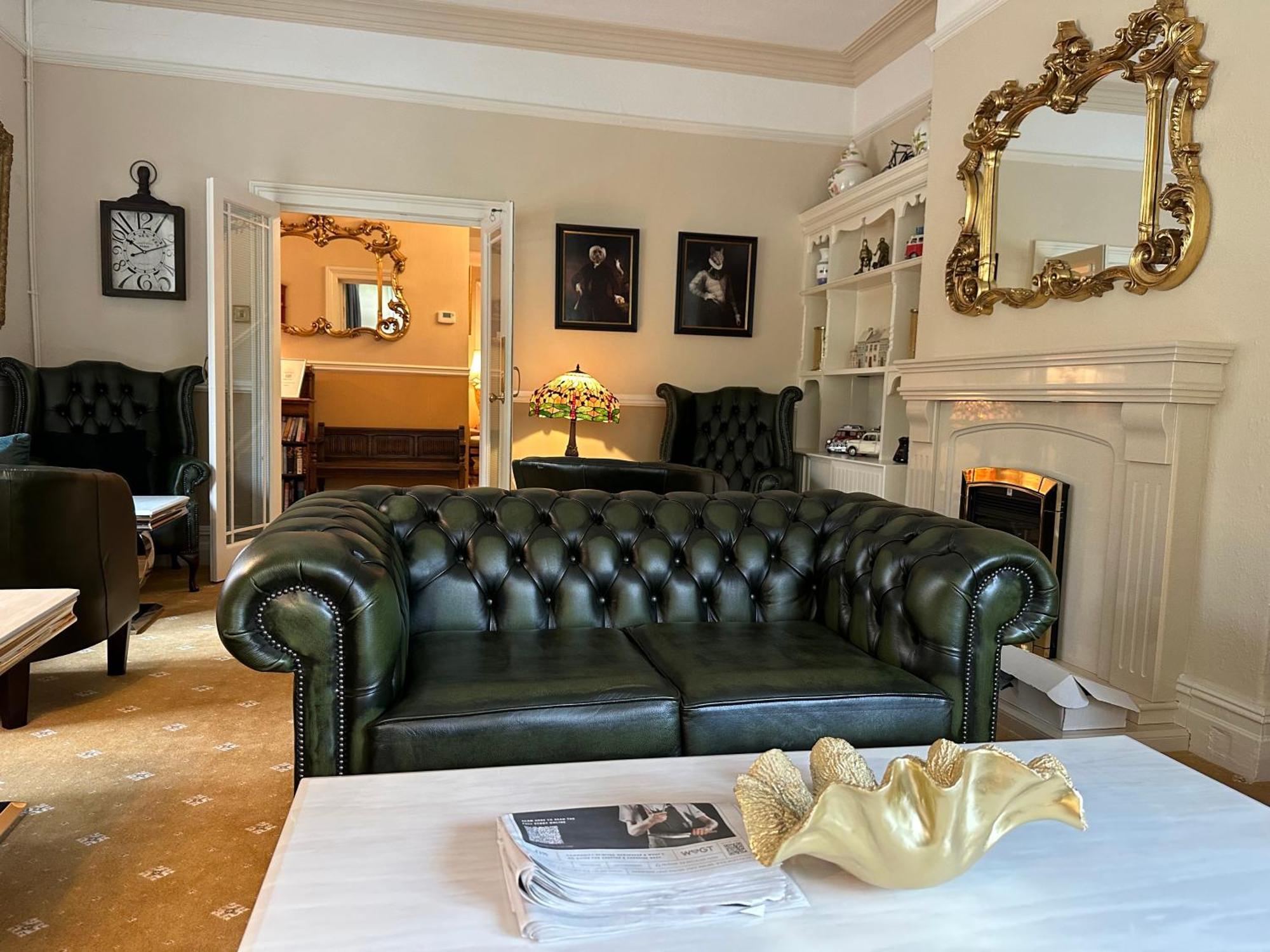 Chester House Guest House Eksteriør billede A green leather Chesterfield sofa