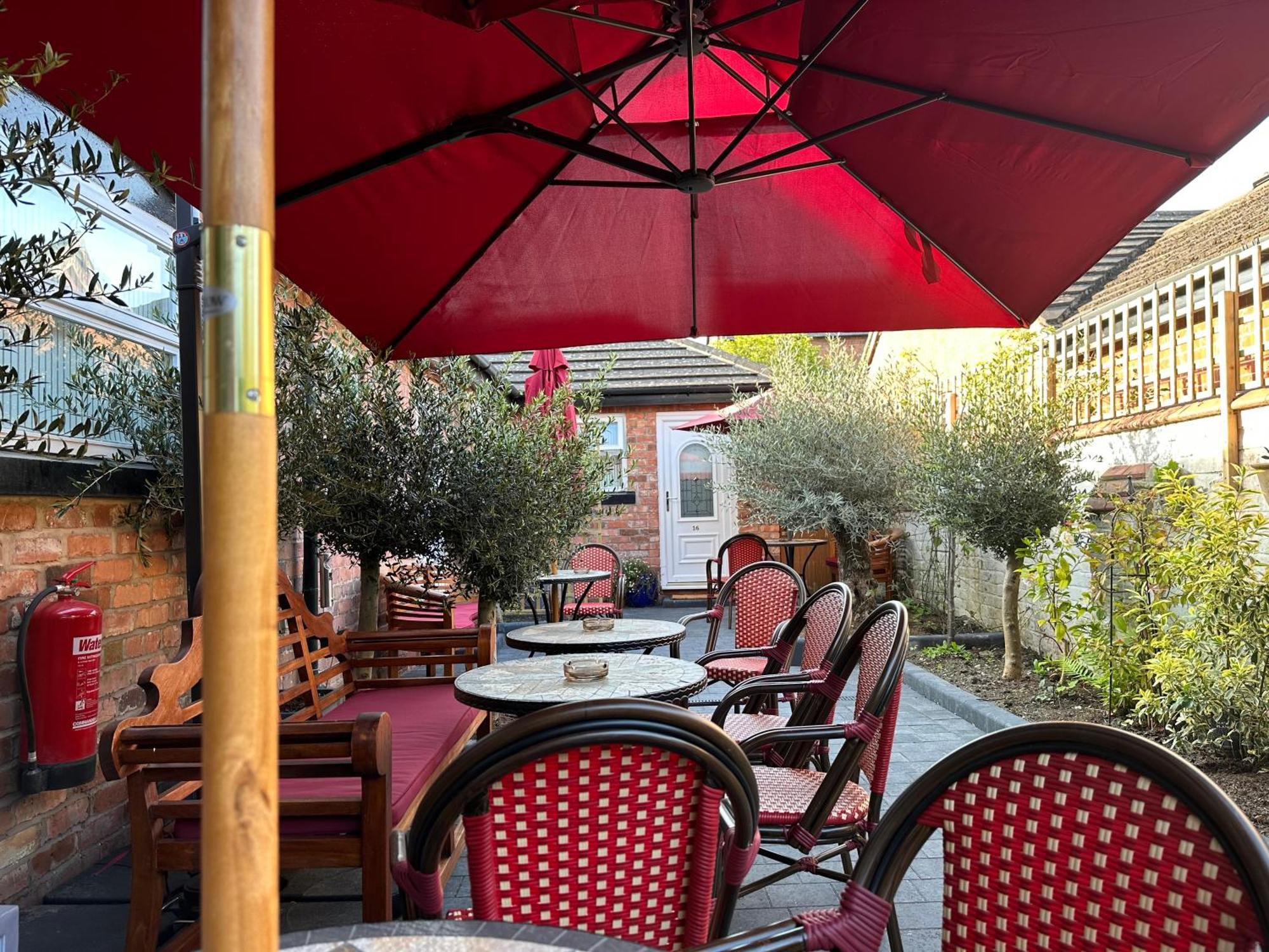 Chester House Guest House Eksteriør billede The courtyard of the restaurant