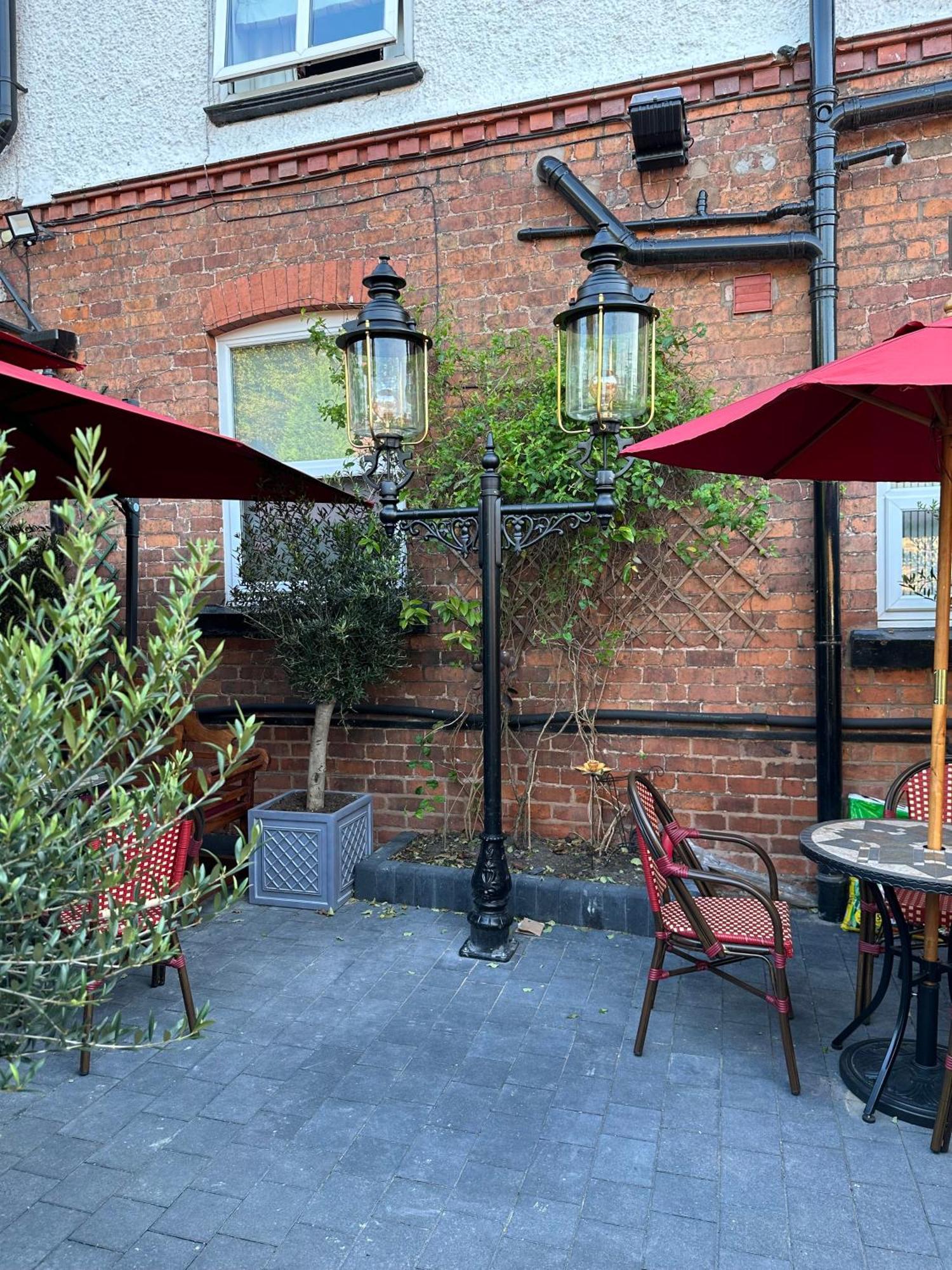 Chester House Guest House Eksteriør billede The courtyard at the Old Dispensary