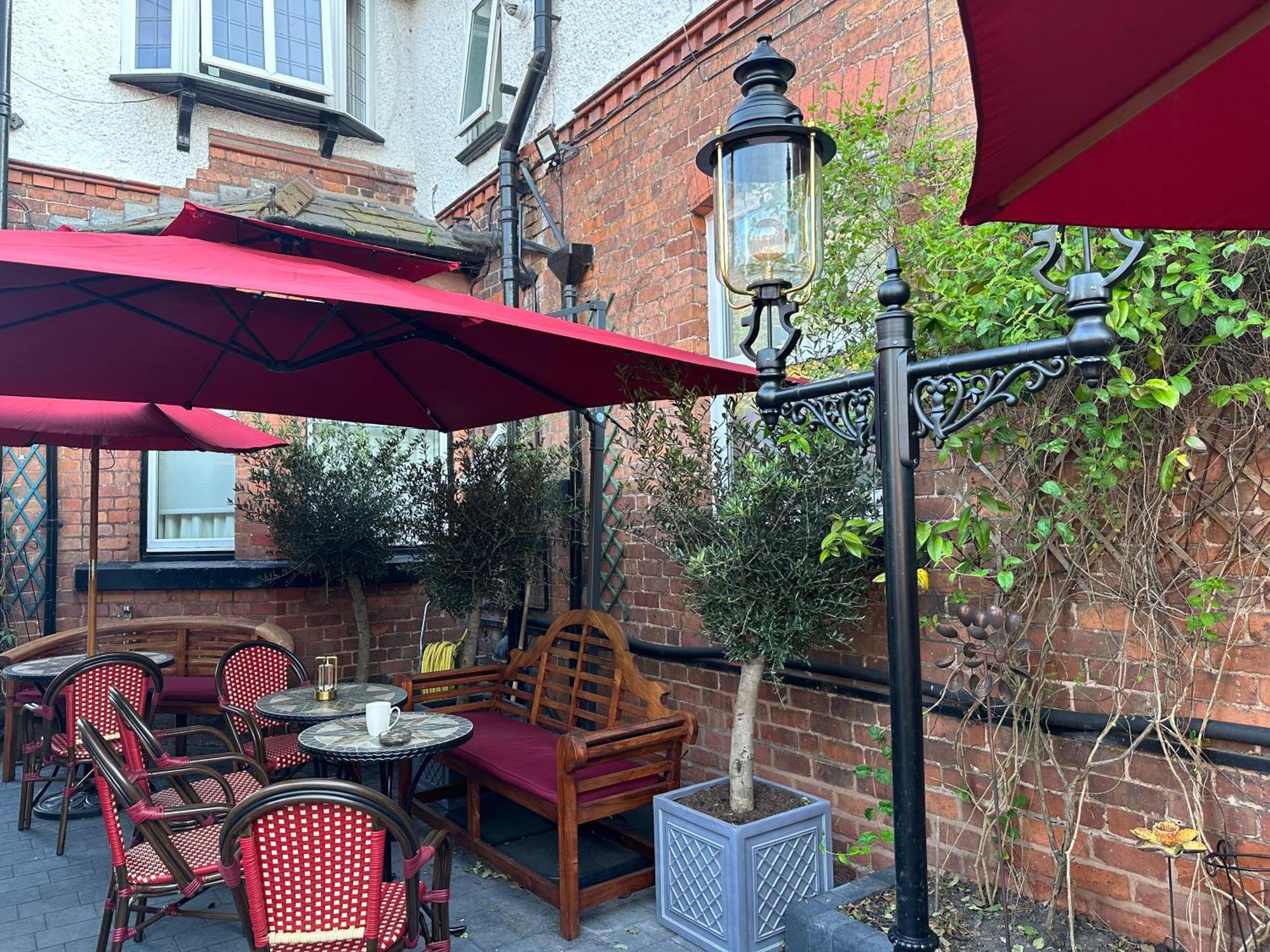 Chester House Guest House Eksteriør billede The courtyard at the Old Bank Hotel