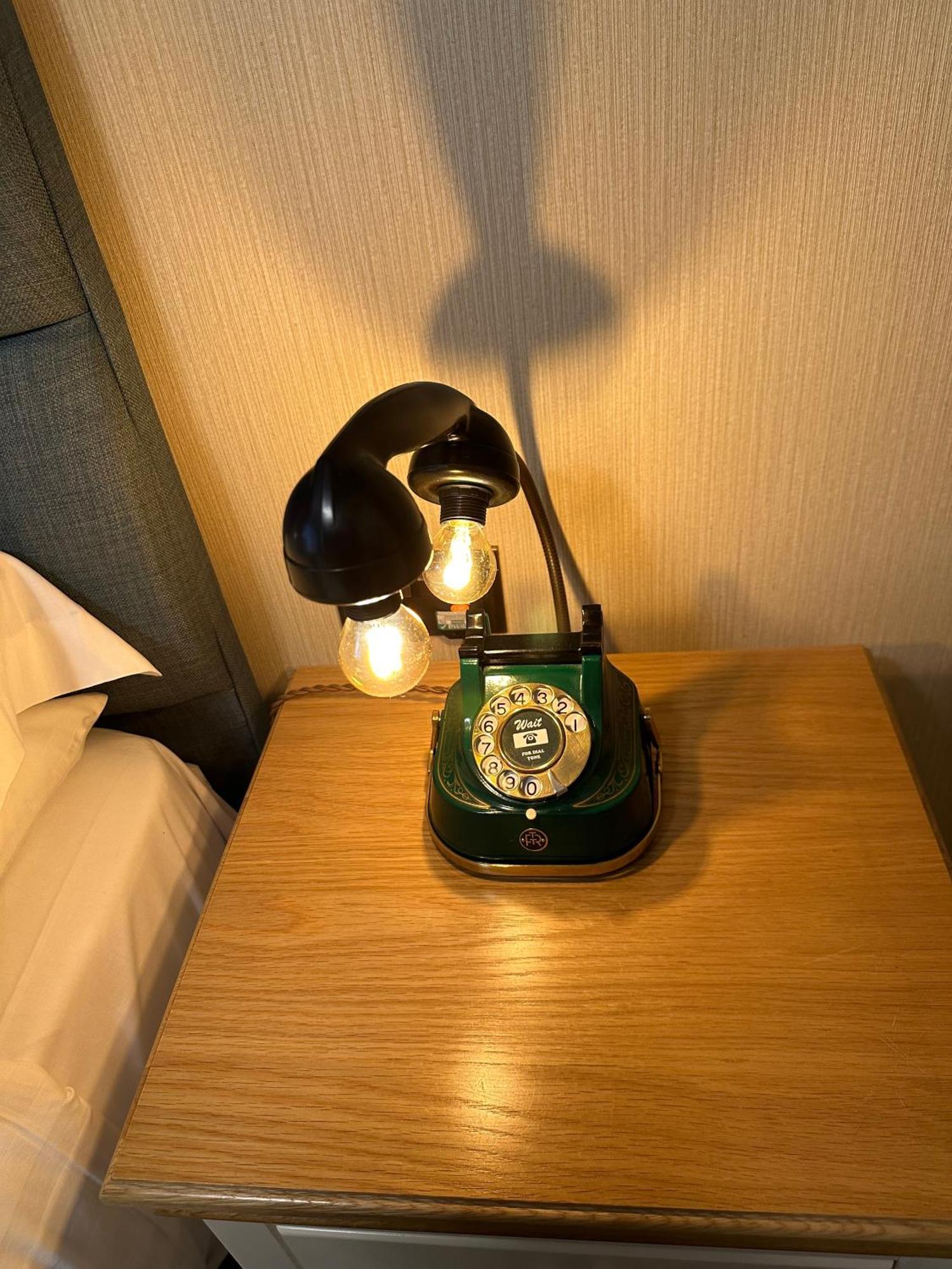 Chester House Guest House Eksteriør billede A telephone lamp