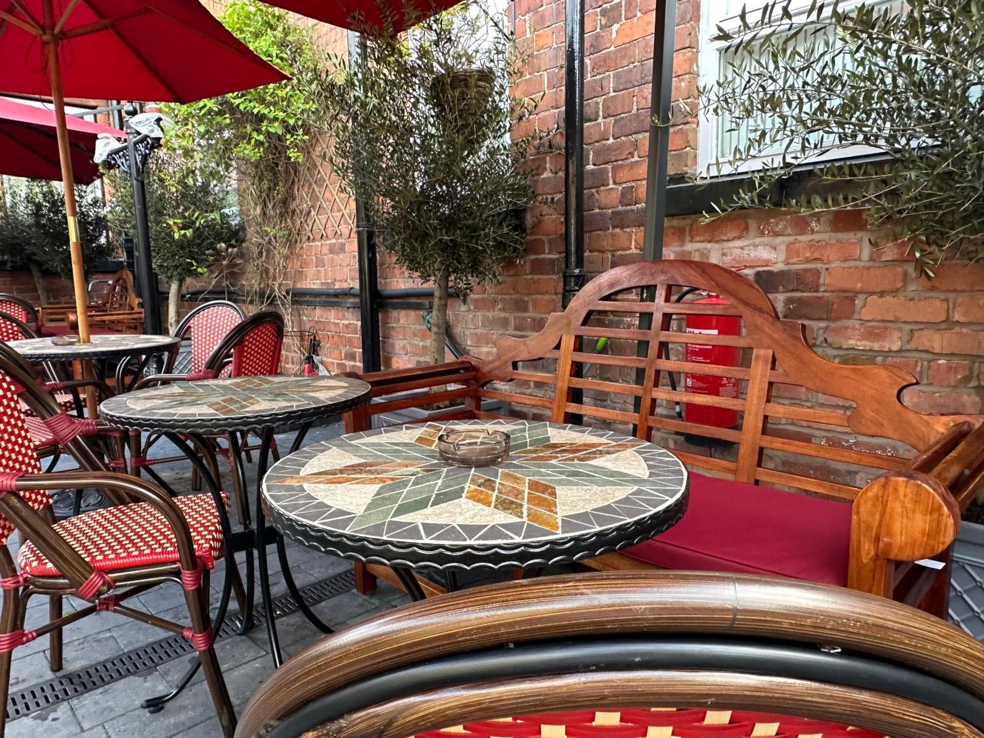Chester House Guest House Eksteriør billede The patio at the restaurant