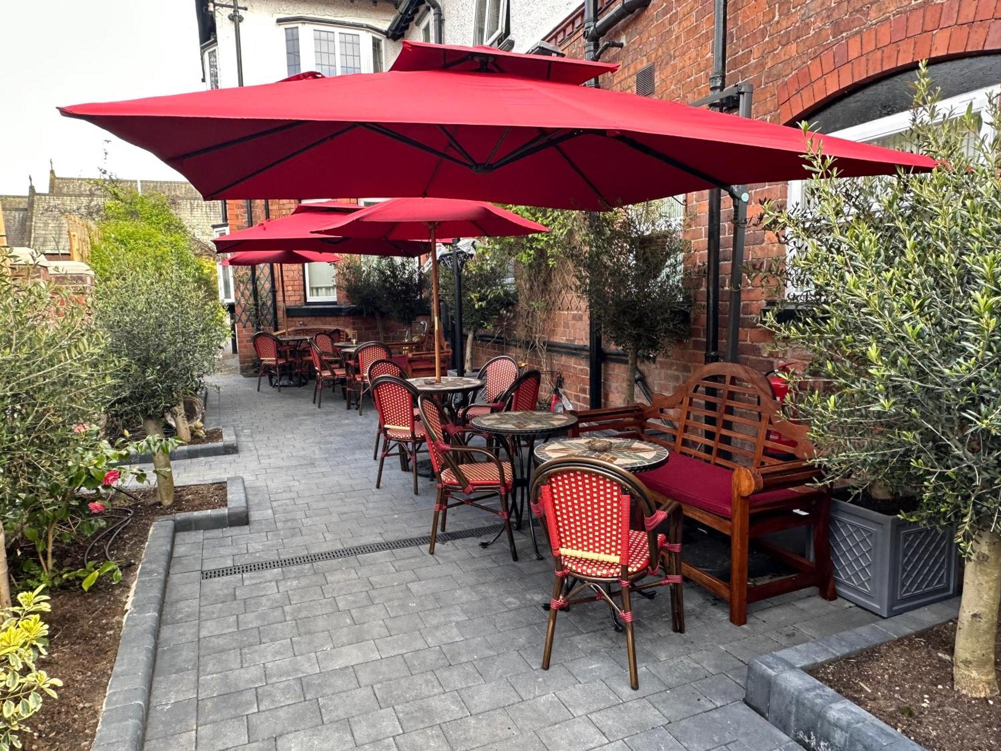 Chester House Guest House Eksteriør billede The restaurant's outdoor seating area