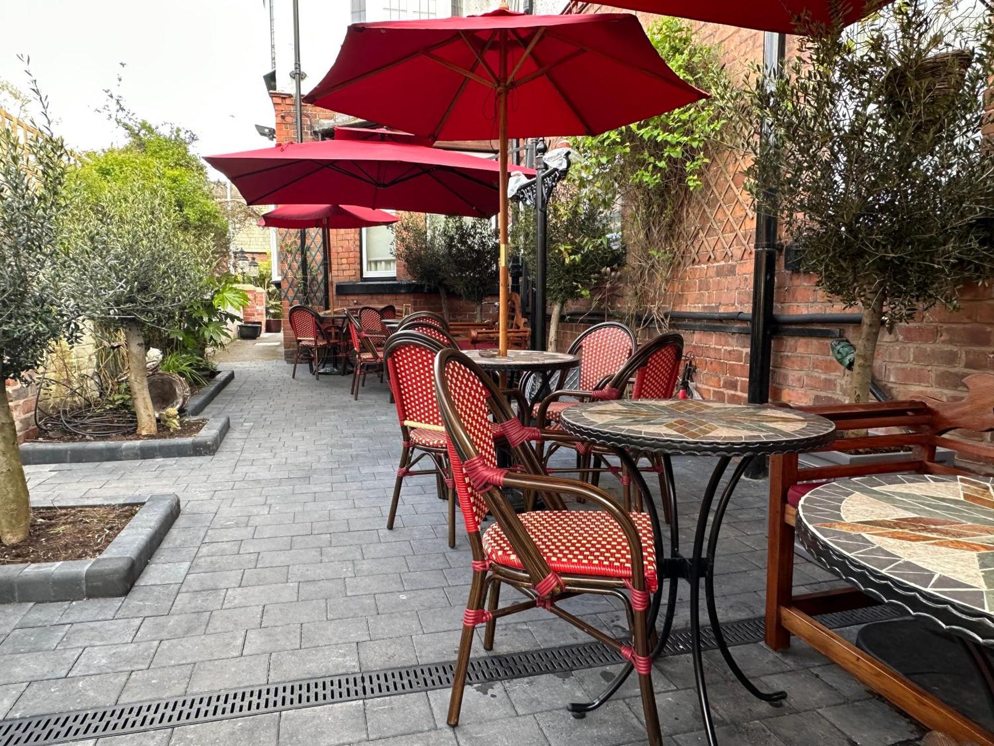 Chester House Guest House Eksteriør billede The courtyard at the Old Bank Hotel